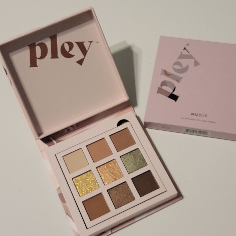 REVOLVE PLEY BEAUTY 9 COLOR EYESHADOW PALETTE NEW NWT NUDE COLORS NUDIE